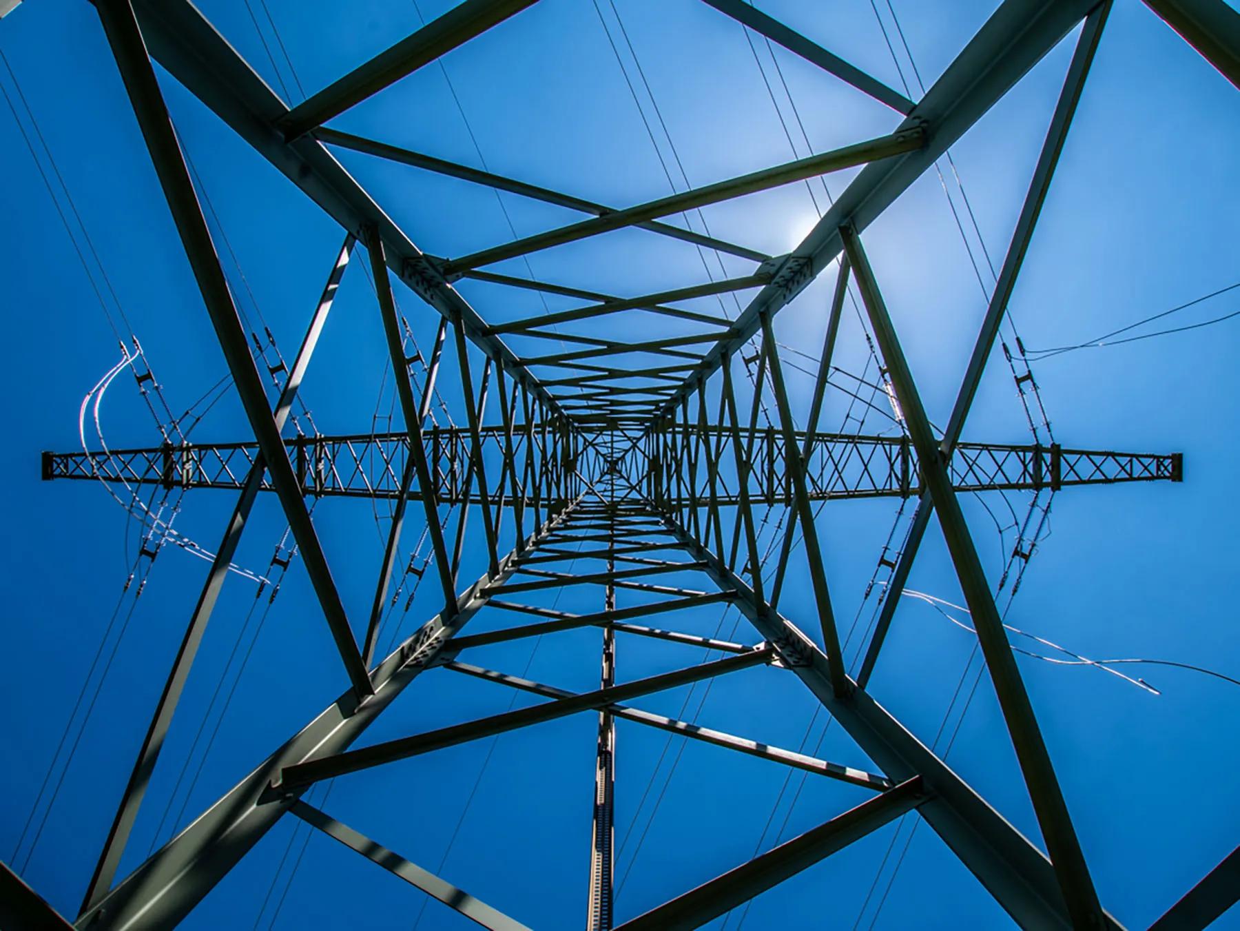 Blick von unten in einen Freileitungsmast