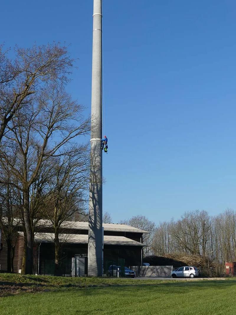 Mitarbeiter beim klettern auf einem Mast
