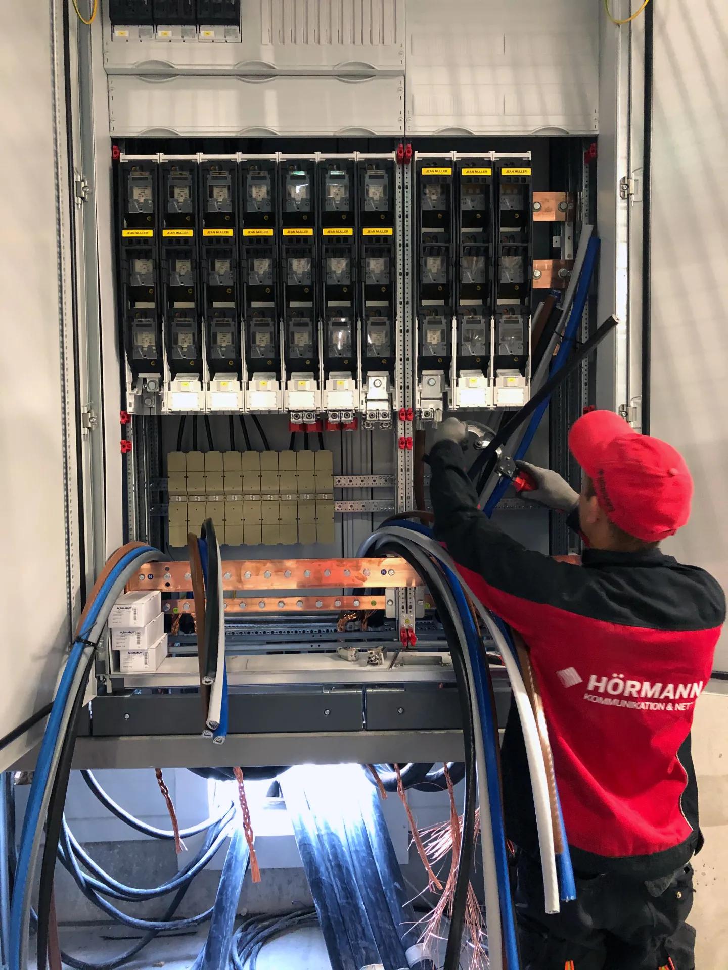 Mitarbeiter bei der Arbeit an einem Schaltschrank im Industrieanlagenbau