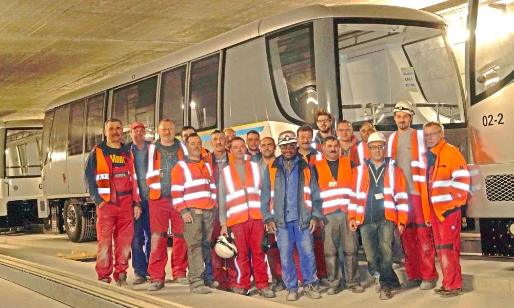 Mannschaft der Arbeiter am Projekt "Personentransportsystem am Flughafen München"