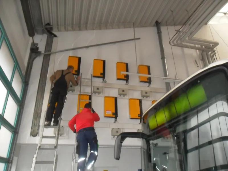 Mitarbeiter bei der Arbeit an den Wechselrichtern