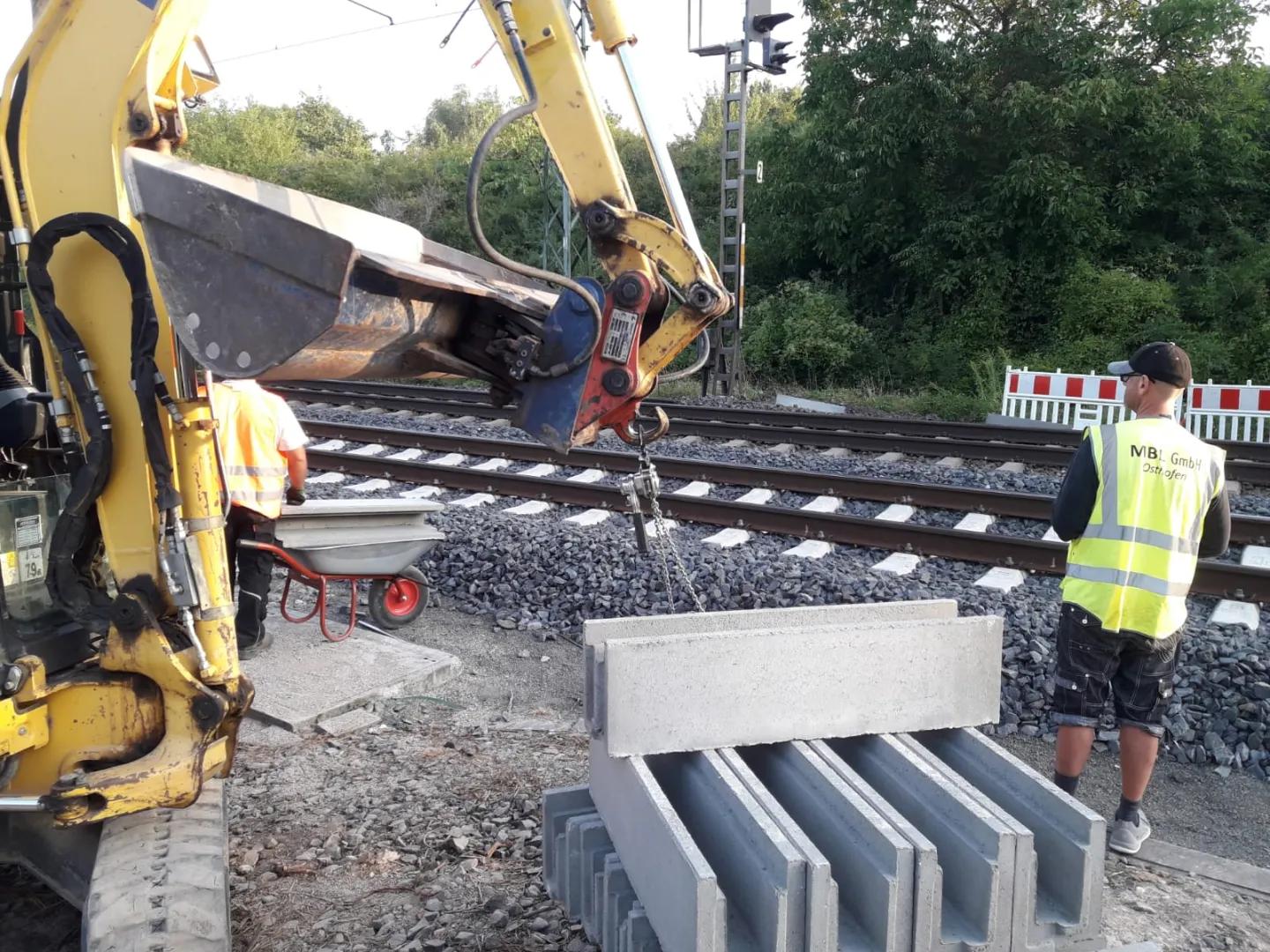 Setzen des Fundaments mit Hilfe eines Baggers