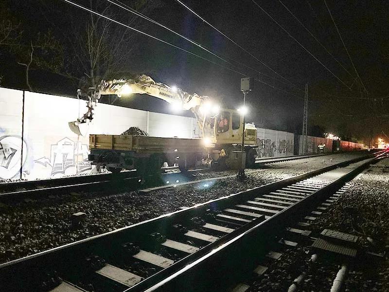 Arbeiten am Bahngleis im Dunkeln