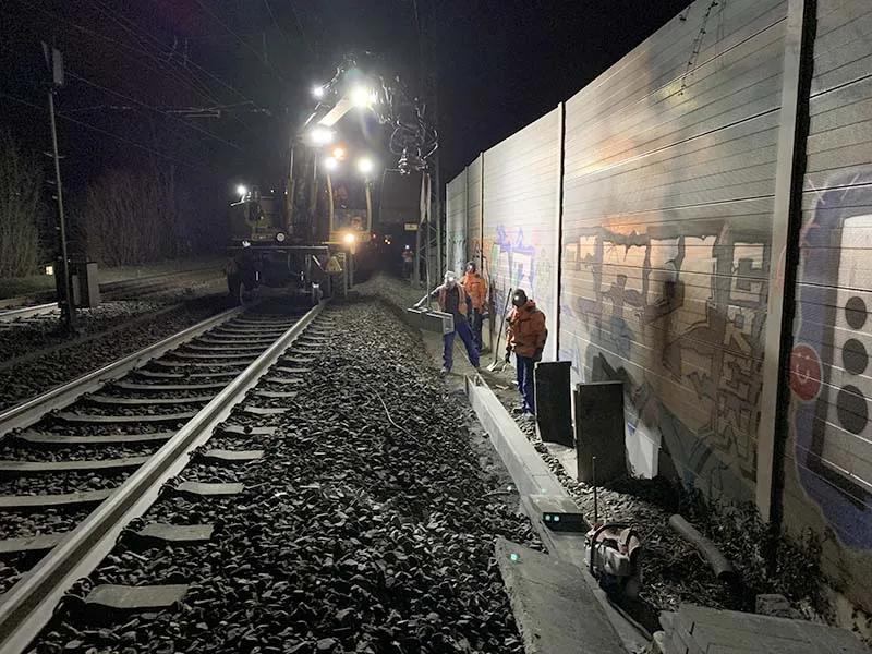 Arbeiten am Bahngleis im Dunkeln