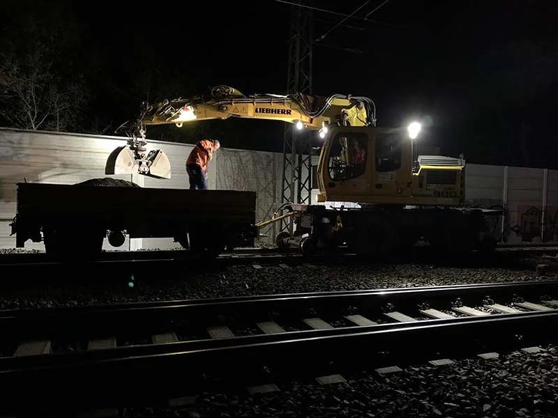 Arbeiten an der Bahnstrecke im Dunkeln
