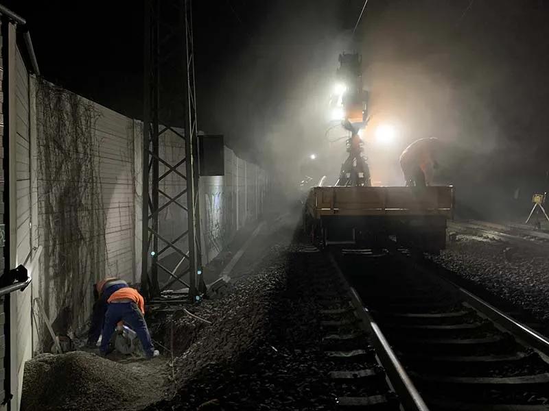 Arbeiten an der Bahnstrecke im Dunkeln