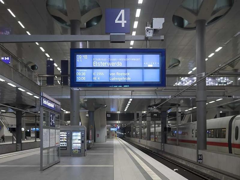 Anzeigetafel an Bahnhof