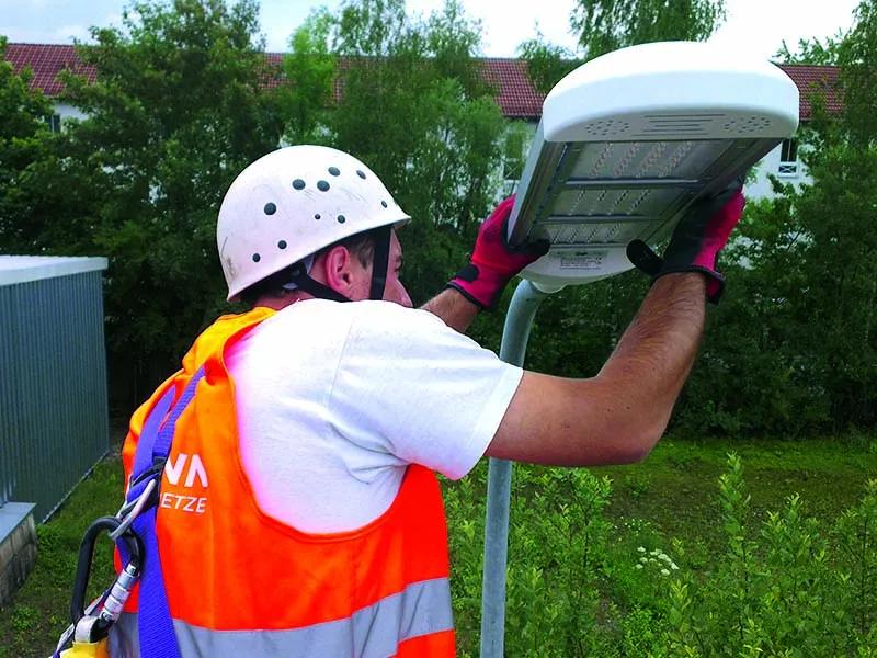 Mitarbeiter bei Montage einer Straßenbeleuchtung