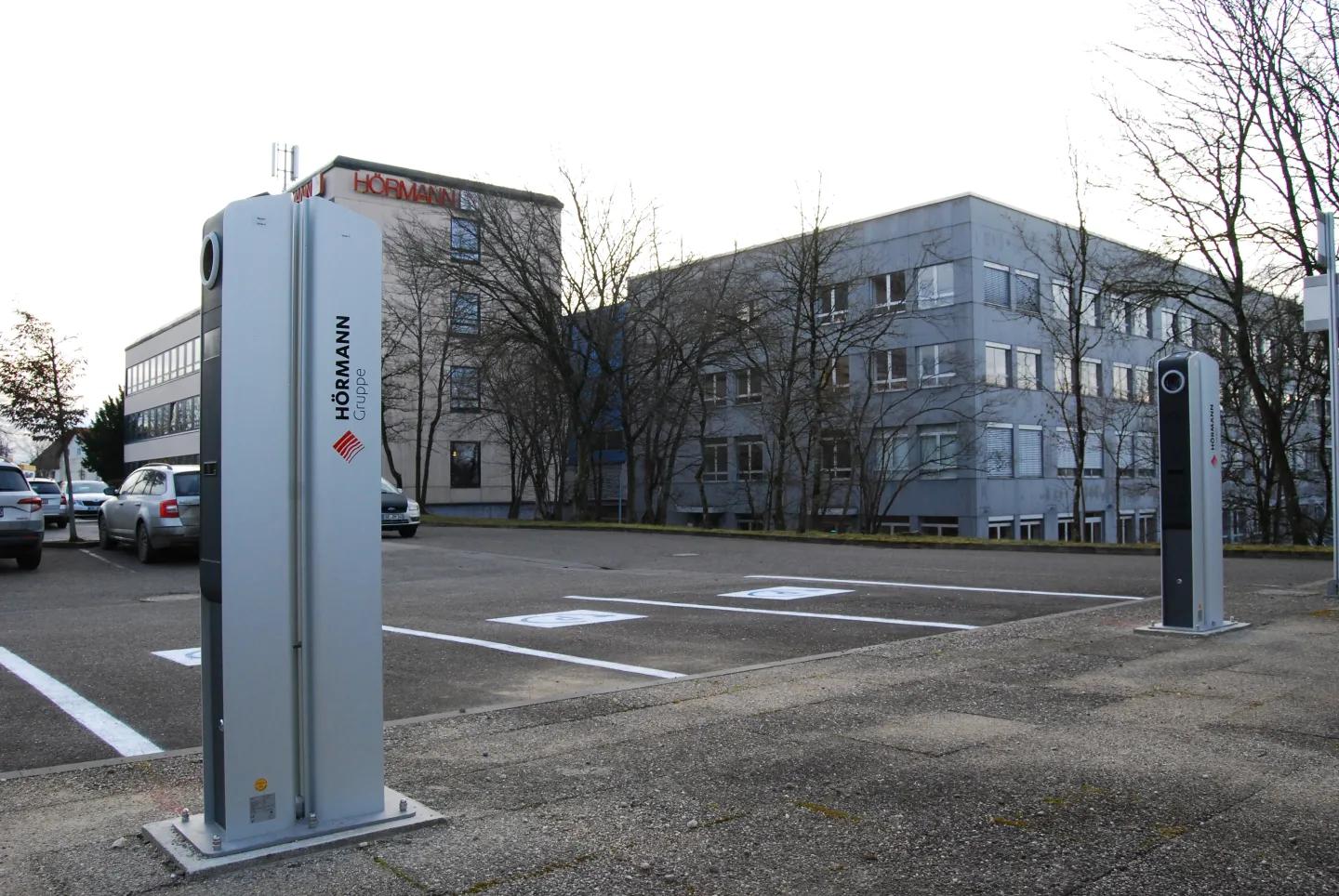 Elektroladesäulen von der Firmenzentrale in Kirchseeon 