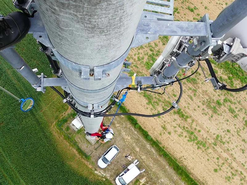 Blick entlang eines Masts von oben 