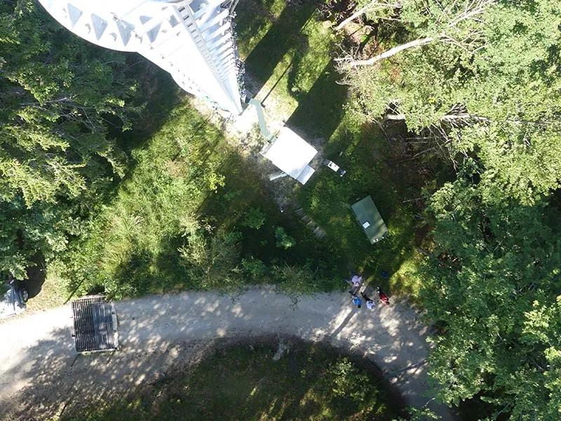 Blick von einem Mast nach unten auf einen Weg