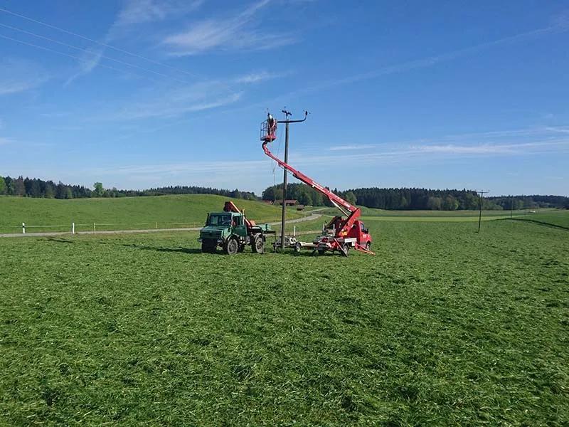 Mitarbeiter bei der Arbeit an einem Freileitungsmast