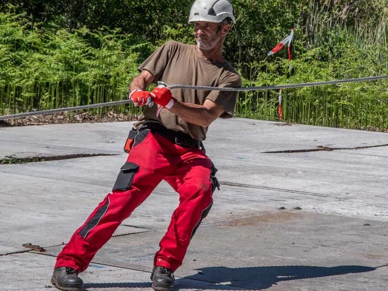 Mitarbeiter mit Seil