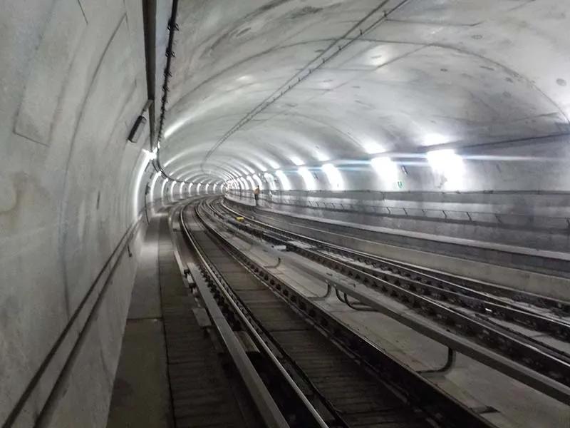 Blick in einen beleuchteten Bahntunnel