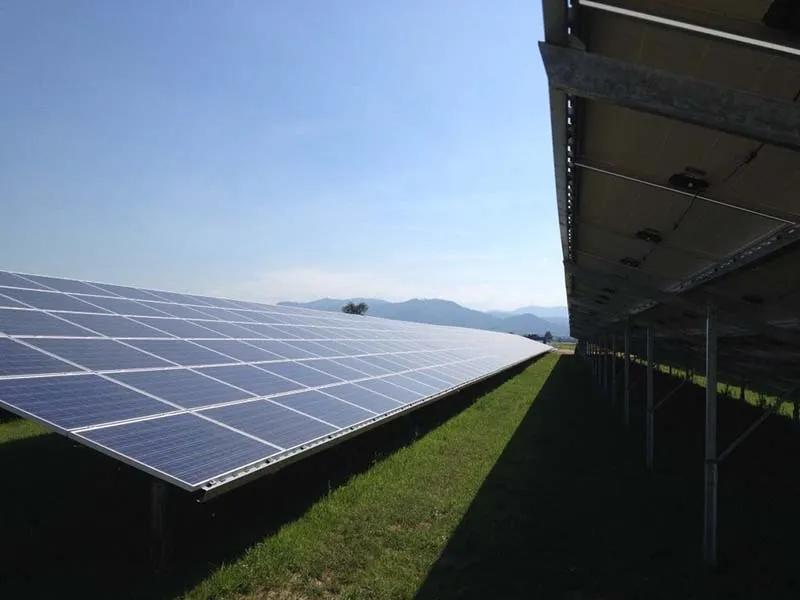 PV-Anlage mit Bergen im Hintergrund