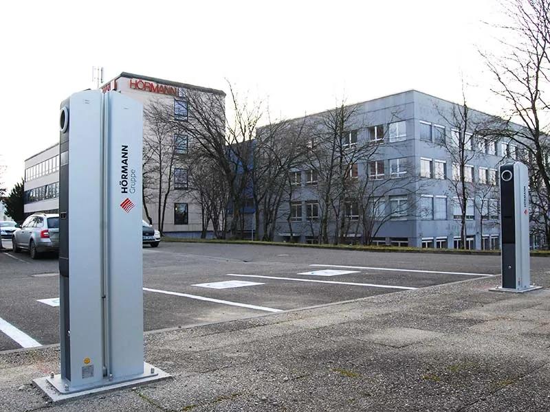 Elektroladesäulen an der Firmenzentrale in Kirchseeon
